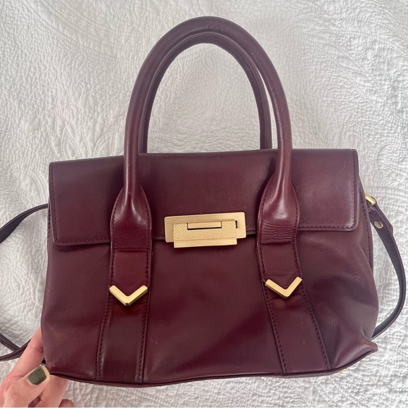 Vintage FLYNN geuine leather crossbody bag in burgundy with removable strap - Picture 1 of 10